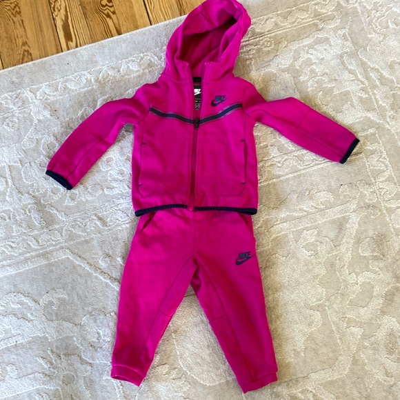 Nike Sportswear Tech Fleece Set includes a full-zip hoodie w/matching pants. 2T - Picture 2 of 8